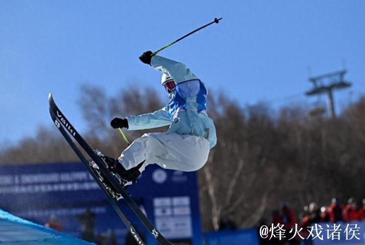李方慧摘得自由式滑雪女子U型场地技巧亚军
