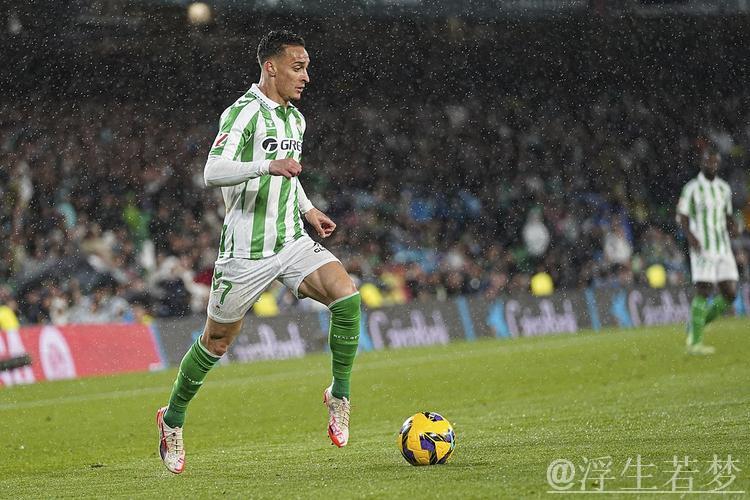 安东尼抵达贝蒂斯准备体检！免费租借细节揭晓，曼联省下150万