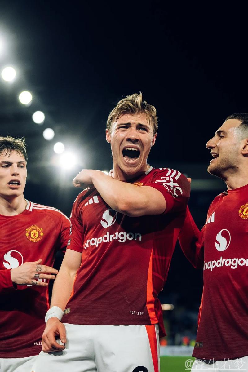 曼联2-0维拉锁定胜局！霍伊伦致大马丁染红 门将失误引争议