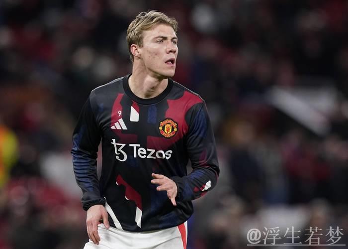 曼联2-0维拉锁定胜局！霍伊伦致大马丁染红 门将失误引争议